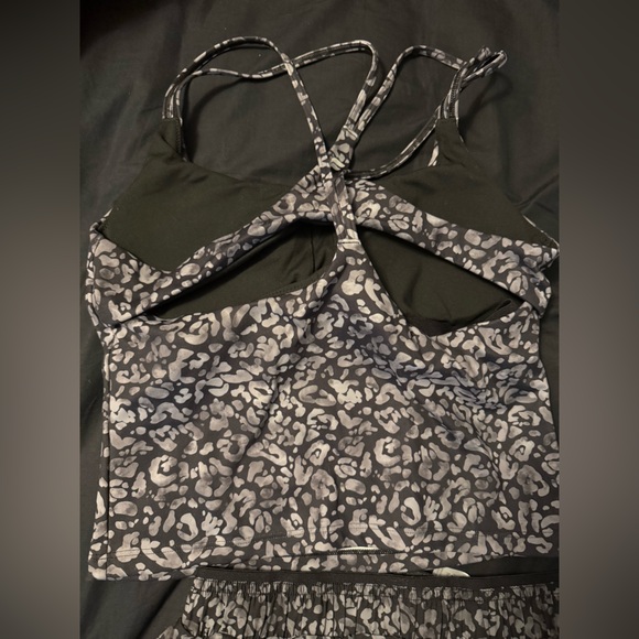 Fabletics Black and Gray Leopard Print Active Set - Picture 5 of 8